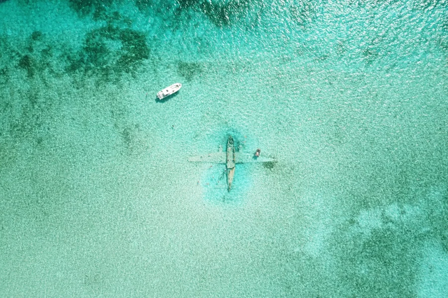 No,Filters.,Bahamas.,Downed,Plane,Of,Pablo,Escobar.,View,From
